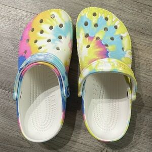 CROCS tie dye women’s size 7 /men’s size 5